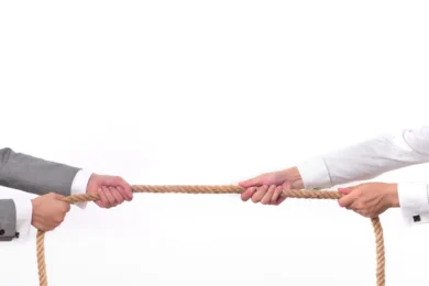 Mediacja a arbitraż – istotne różnice i zastosowanie w rozwiązywaniu konfliktów